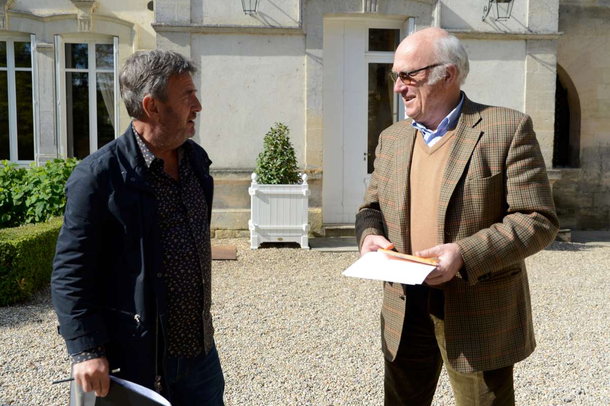 Stephen Browett speaking with Alain Vauthier at Château Ausone