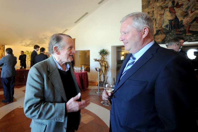 While Derek shares a few pearls of wisdon with Mouton's Philippe Dhalluin.